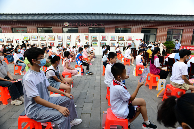 首届武清区“南辛庄杯”少儿美术作品展开幕式现场。