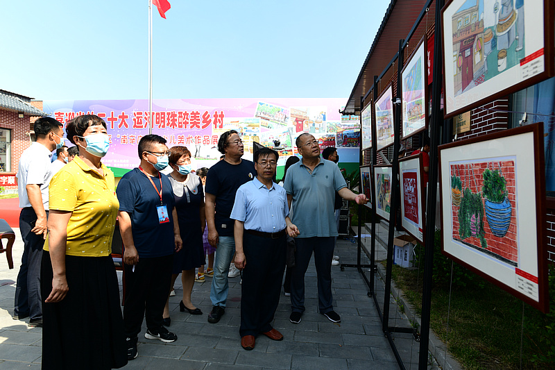 首届武清区“南辛庄杯”少儿美术作品展开幕式现场。