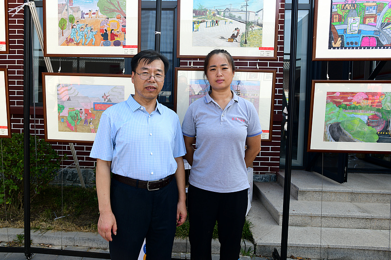 王宏志与韩富英在展览现场。