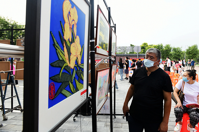 首届武清区少儿美术作品展现场。