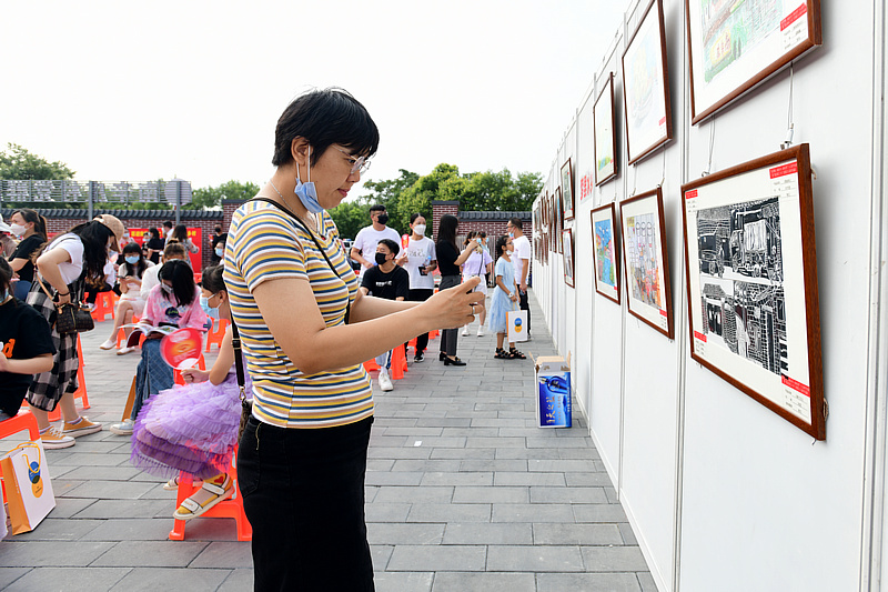 首届武清区少儿美术作品展现场。