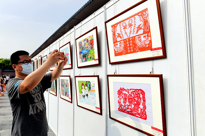 首届武清区少儿美术作品展现场。