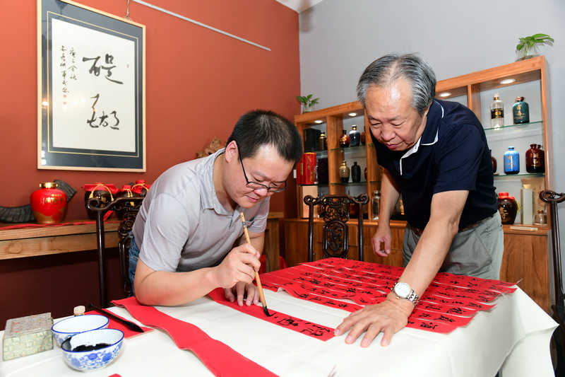 张建春老师题写封条。