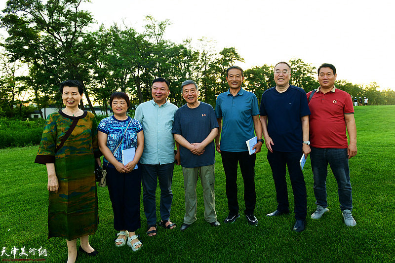 左起：钱伟荣、马海霞、范权、刘学仁、白长虹、李治邦、在天津27人高尔夫俱乐部。