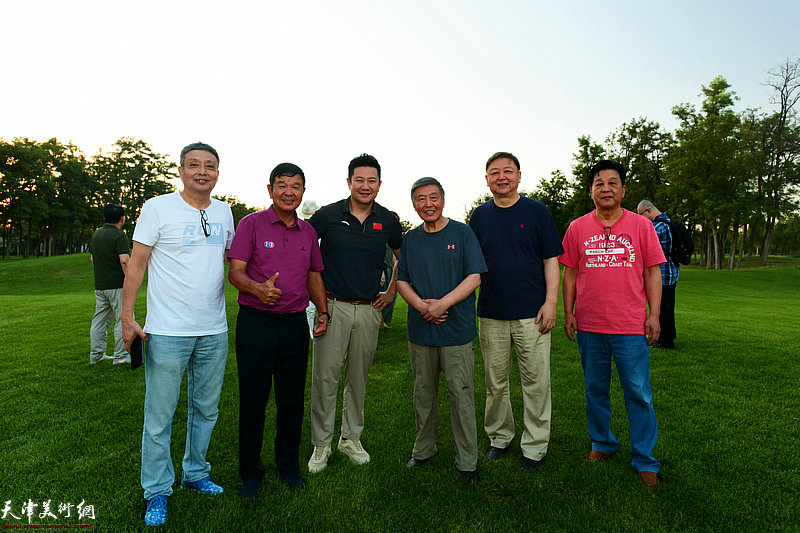 左起：郑建亚、张强、朱懿、刘学仁、马春光、王静远在天津27人高尔夫俱乐部。