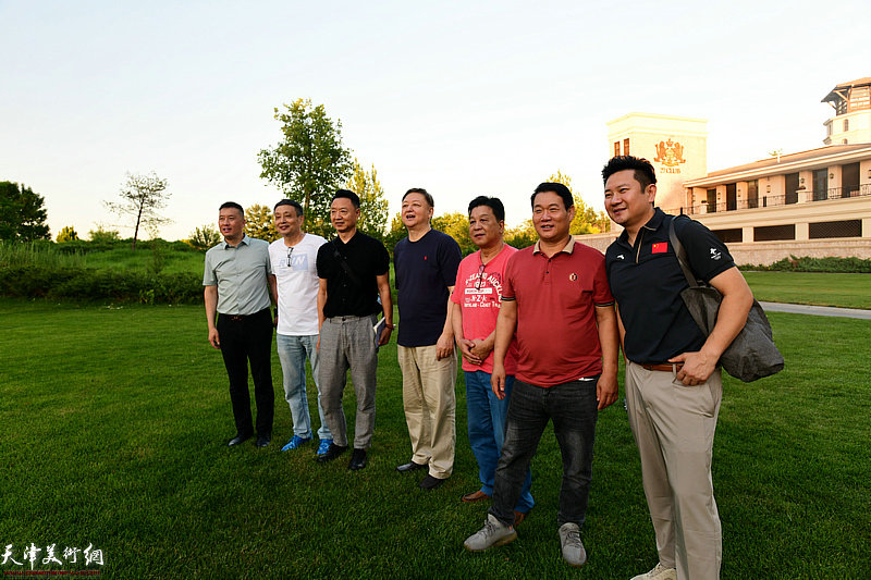 左起：罗玉虎、郑建亚、李旺、马春光、王静远、孙玉顺、朱懿在天津27人高尔夫俱乐部。