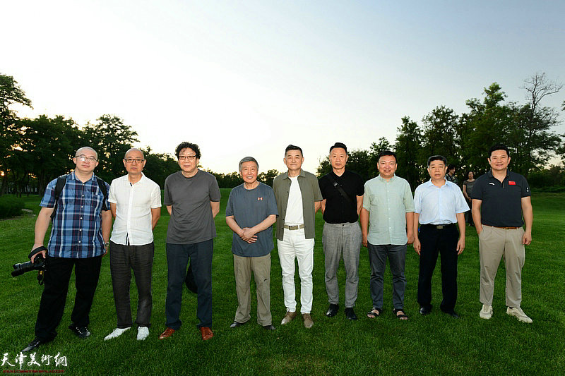 左起：齐珏、马驰、晏平、刘学仁、张传伦、李旺、范权、张养峰、朱懿在天津27人高尔夫俱乐部。