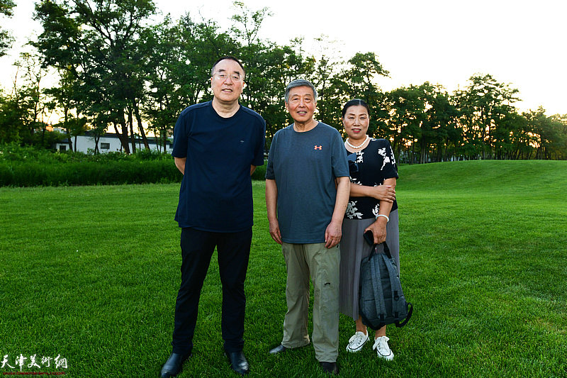 刘学仁与李治邦、刘静华在27人高尔夫俱乐部。