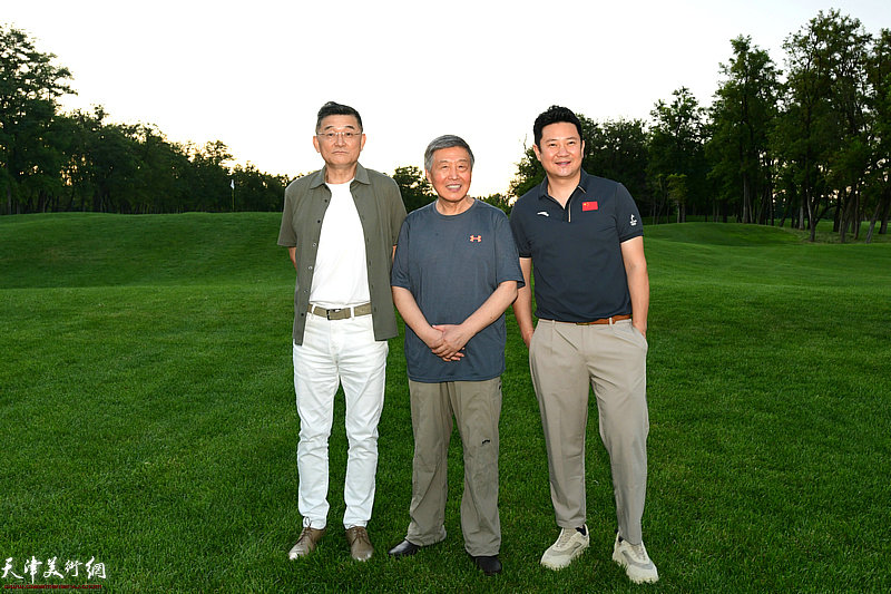 刘学仁与张传伦、朱懿在27人高尔夫俱乐部。