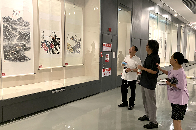 李毅峰、卞昭宏、宋小曼在布展现场。