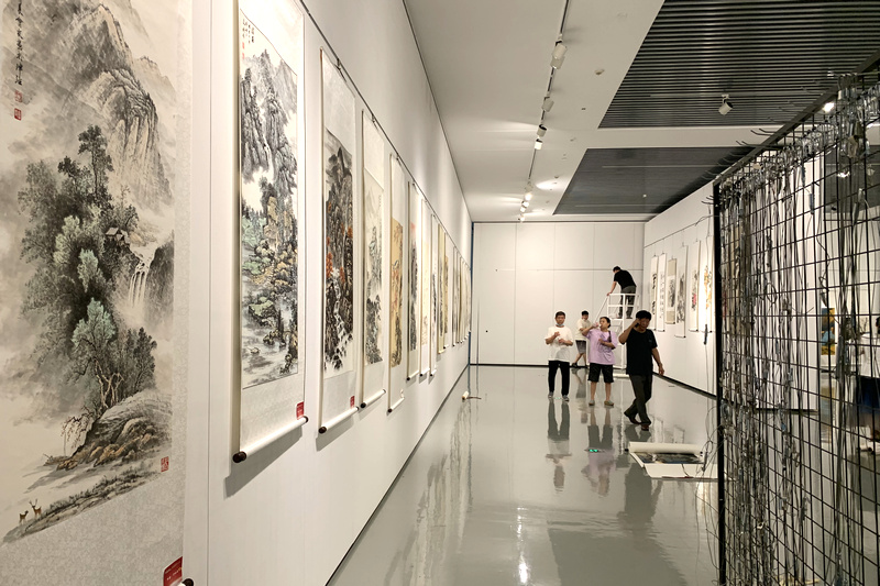 “2022年八一建军节主题书画精品展”布展现场。