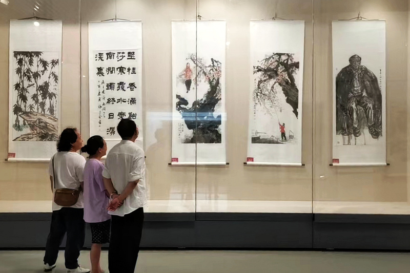 “2022年八一建军节主题书画精品展”布展现场。