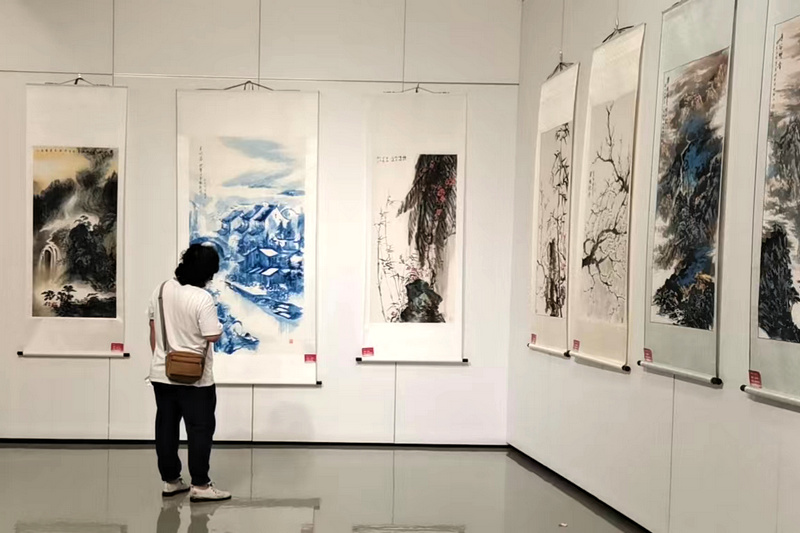 “2022年八一建军节主题书画精品展”布展现场。