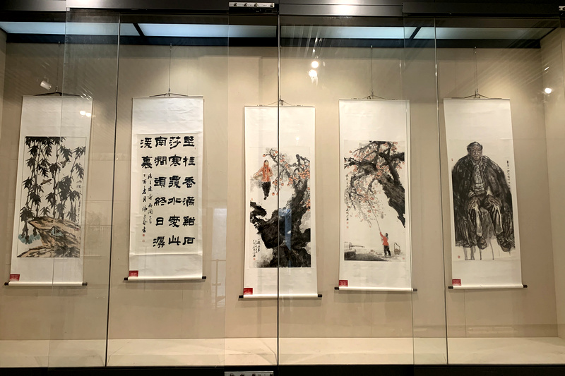 “2022年八一建军节主题书画精品展”布展现场。