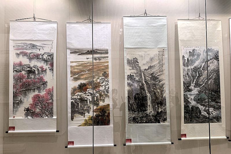 “2022年八一建军节主题书画精品展”布展现场。