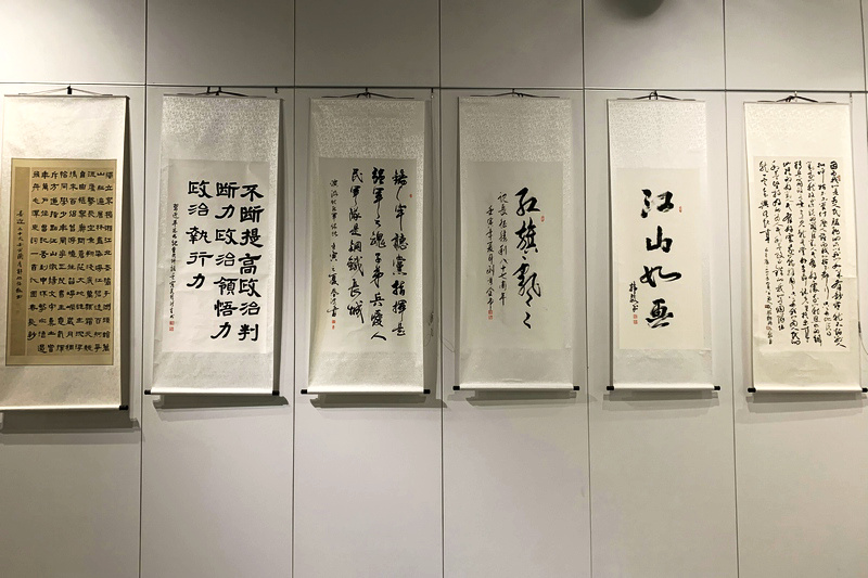 “2022年八一建军节主题书画精品展”布展现场。