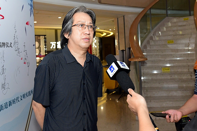 李毅峰先生在活动现场接受媒体采访。