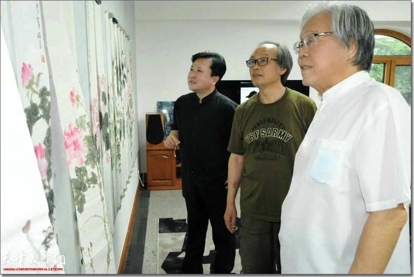 陈冬至先生（右）、陈福春先生（中）、赵景宇先生（左）在欣赏画作