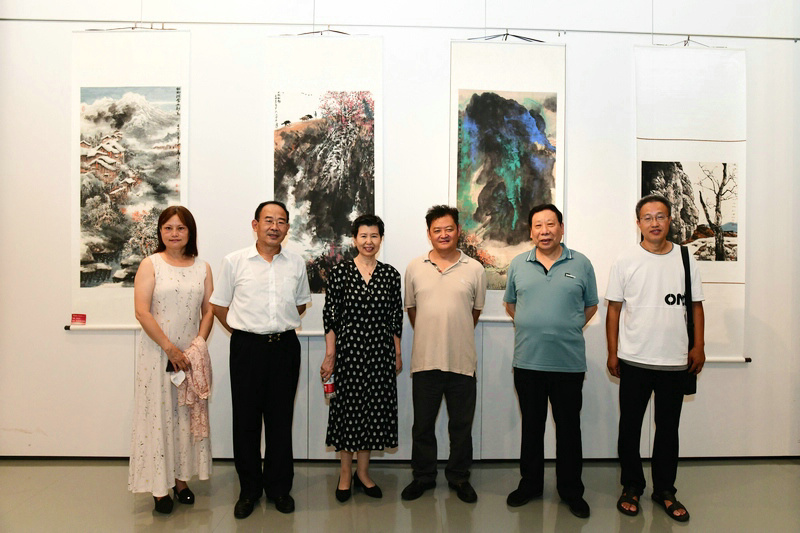 左起：王昕、卞昭宏、钱伟荣、白鹏、杨利民、刘文月在展览现场。