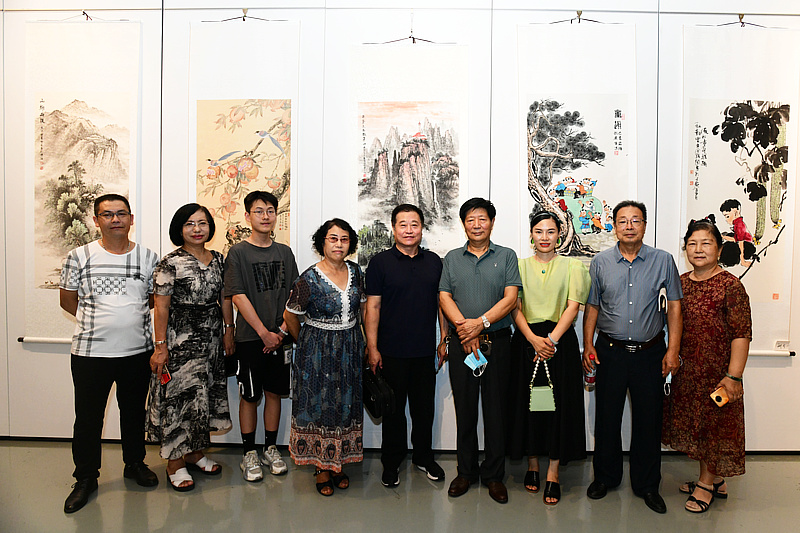 李守玉、窦国春、孔广生、龙再森、郭旭梅与书画爱好者在展览现场。