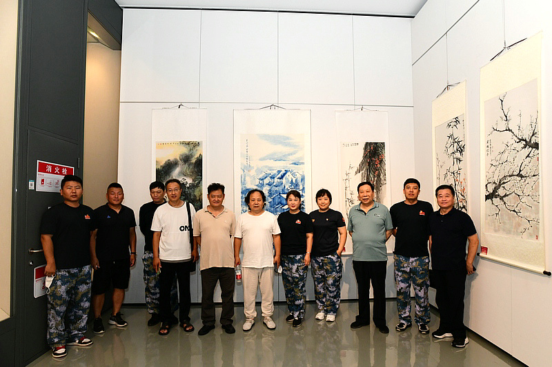 白鹏、杨利民、李思哲、刘文月与退役军人在展览现场。