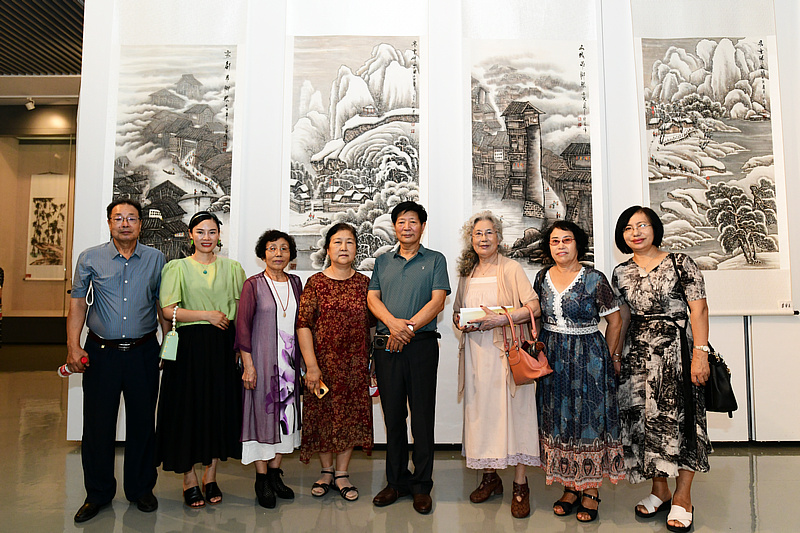 李守玉、孔广生、刘阁芬、郭旭梅与书画爱好者在展览现场。