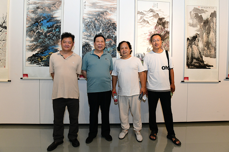 左起：白鹏、杨利民、李思哲、刘文月在展览现场。