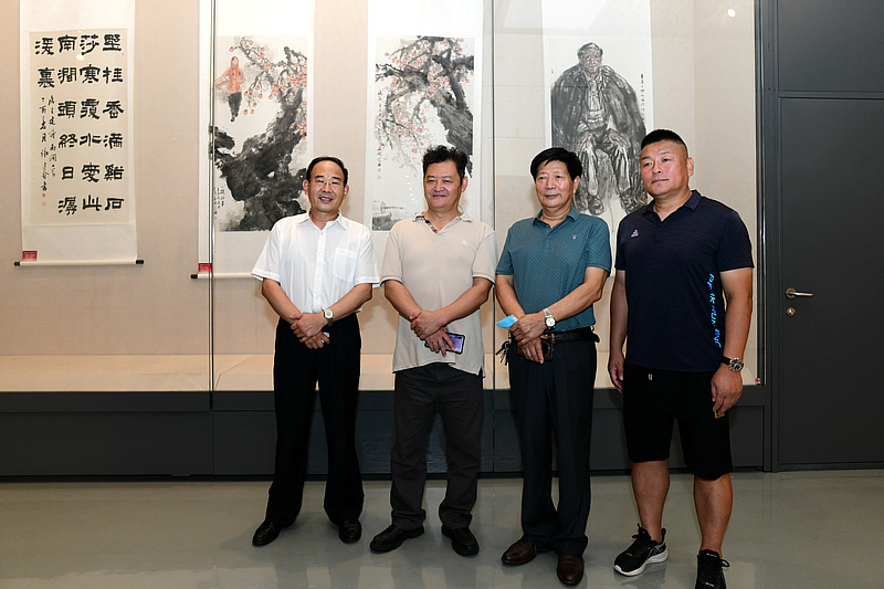 李守玉与白鹏、卞昭宏在展览现场。