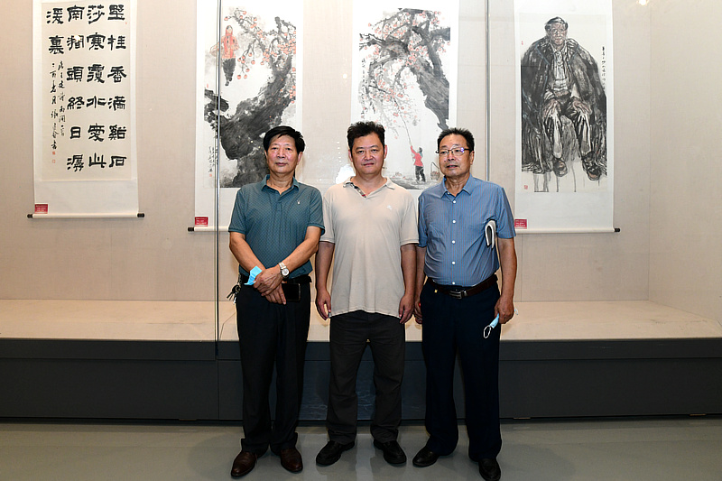 左起：李守玉、白鹏、孔广生在展览现场。