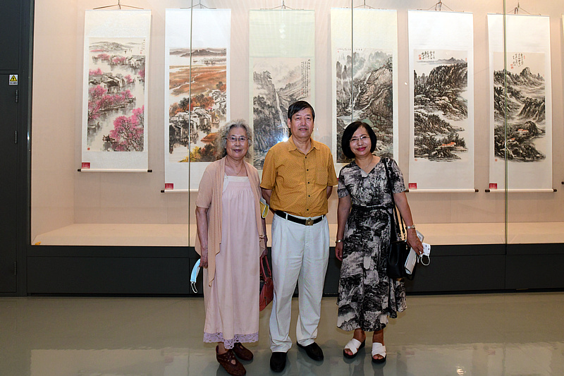 陈元龙与刘阁芬在展览现场。
