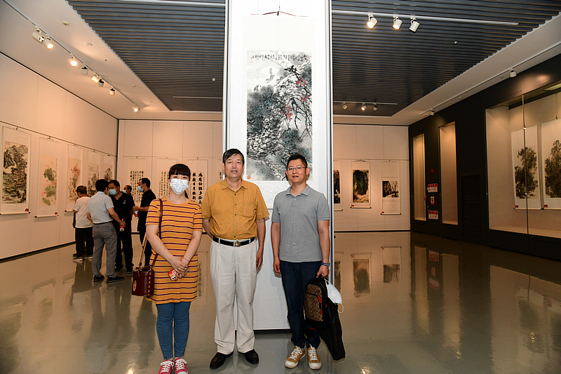 陈元龙与陈慧婷在展览现场。