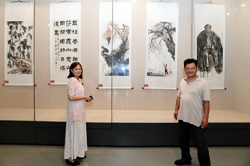 白鹏与王昕在展览现场。