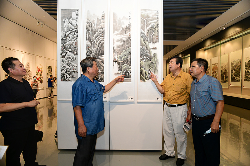 赵海鹏、陈元龙、窦国春、孔广生观赏展出的作品。