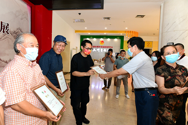 天津青年宫主任于和平为红色主题艺术传习室的顾问和导师代表颁发聘书
