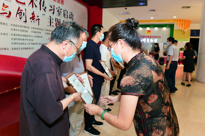 天津青年宫副主任李青为红色主题艺术传习室的顾问和导师代表颁发聘书