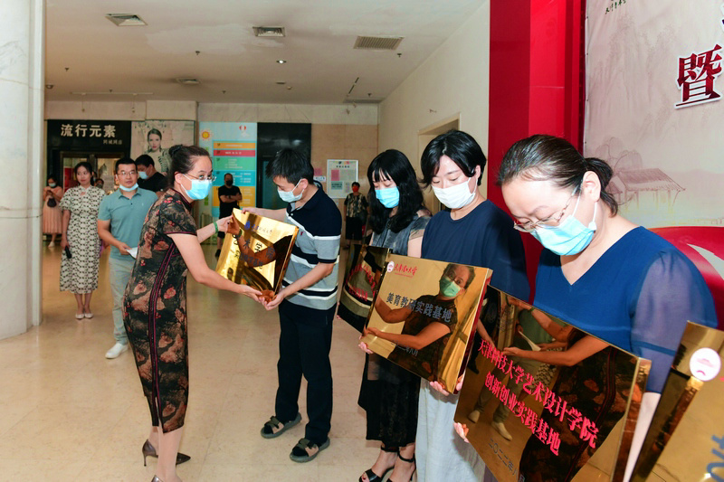 天津青年宫副主任李青为红色主题艺术传习室的顾问和导师代表颁发聘书