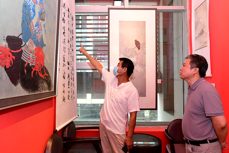 范扬、杨健君观看“传承与创新”主题艺术展