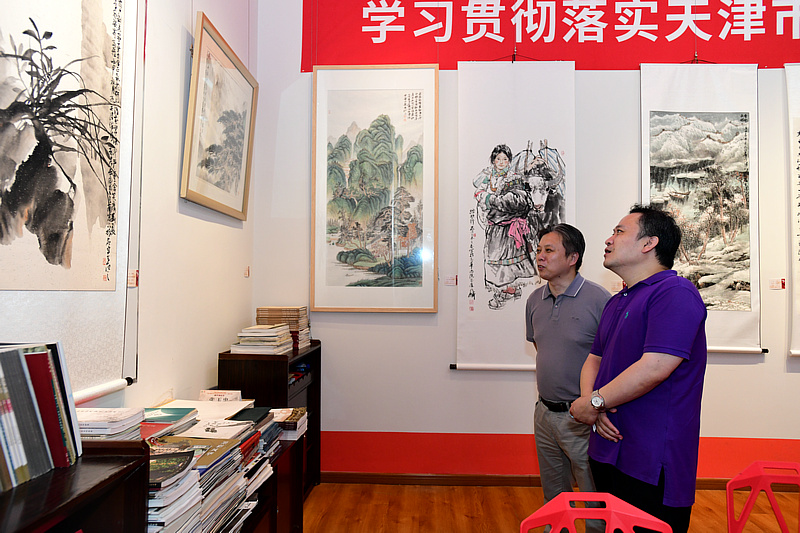 杨健君、霍岩观看“传承与创新”主题艺术展