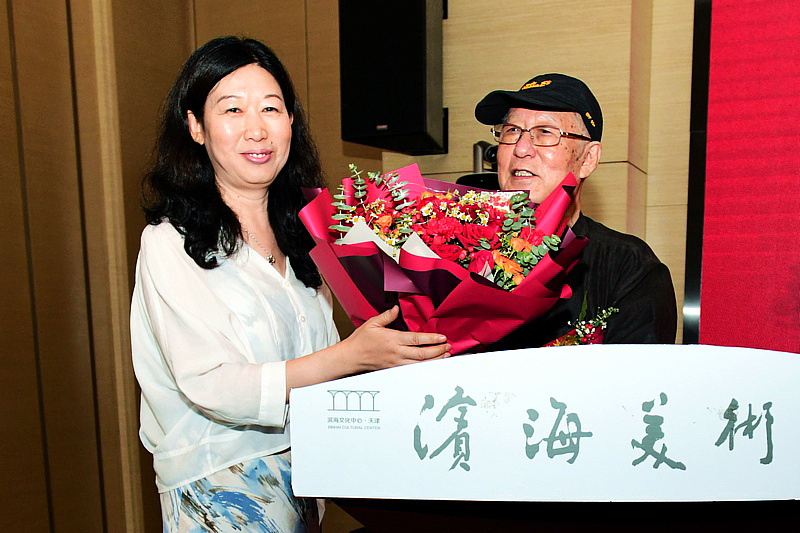 学生代表刘青为恩师贾宝珉送上鲜花。