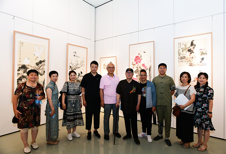 左起：张凤英、刘彦、赵淑兰、李大光、何延喆、贾宝珉、李春、杜浩远、刘员员、王嘉男在画展现场。