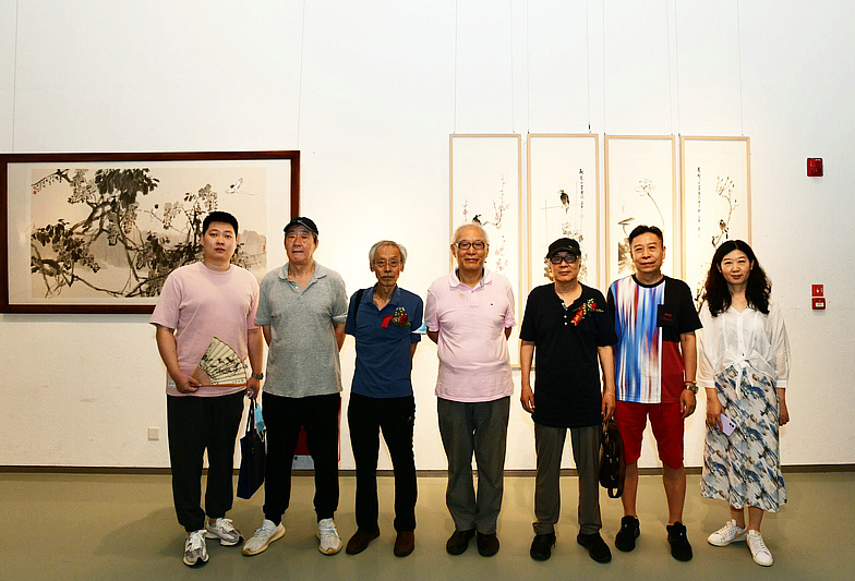 左起：房志鹏、张亚光、姚景卿、何延喆、郭书仁、李增亭、刘青在画展现场。