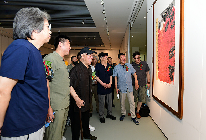 贾宝珉先生与郭书仁、李毅峰、刘文生、晏平等观赏展出的画作。