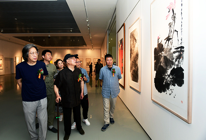贾宝珉先生与李毅峰、刘文生观赏展出的画作。