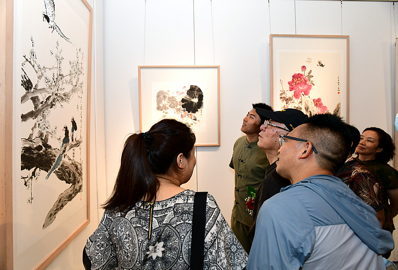 贾宝珉先生与弟子们一起观赏展出的画作。