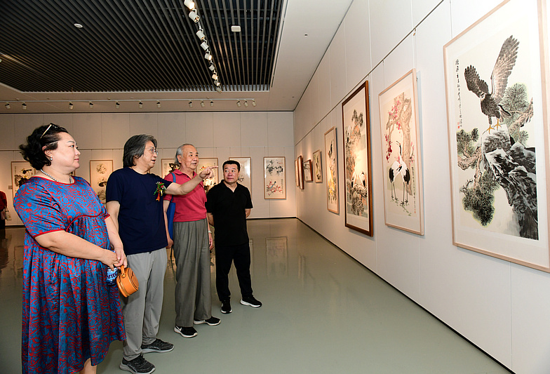 王振德、李毅峰、赵星、赵伟峰观赏展出的画作。