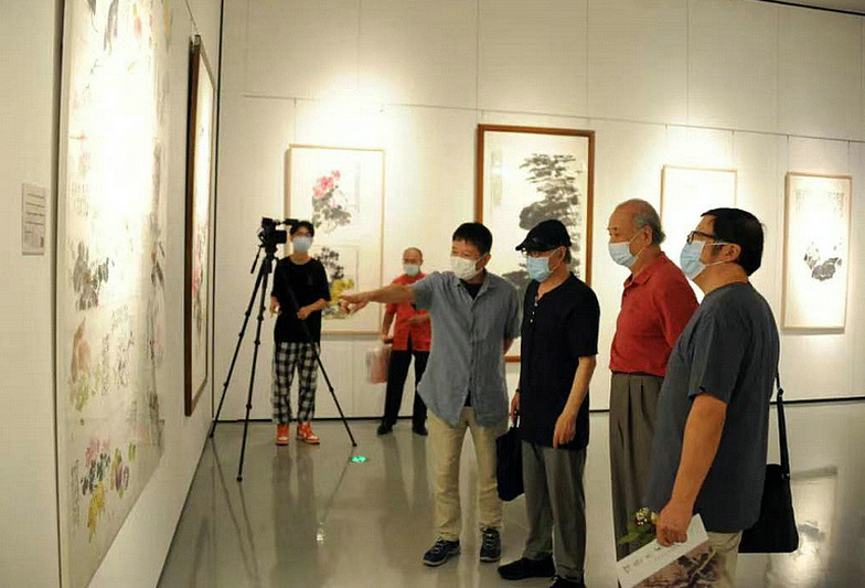 王振德、郭书仁、刘文生、萧珑观赏展出的画作。