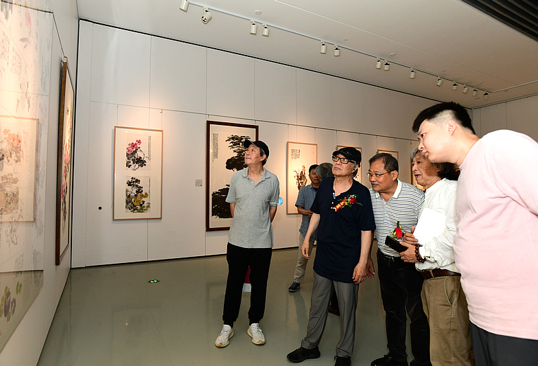 郭书仁、张亚光、刘向东、周振清、房志鹏观赏展出的画作。