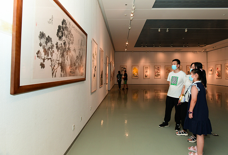 “怡静乐道——迎盛会·贾宝珉师生作品展”现场。