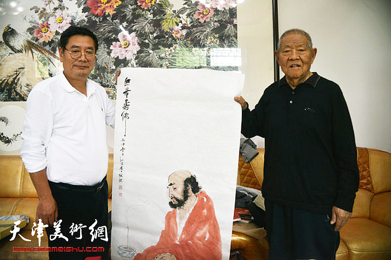 2016年4月，张锡武先生与张佩刚在“古瀛张氏绘画陈列馆”。