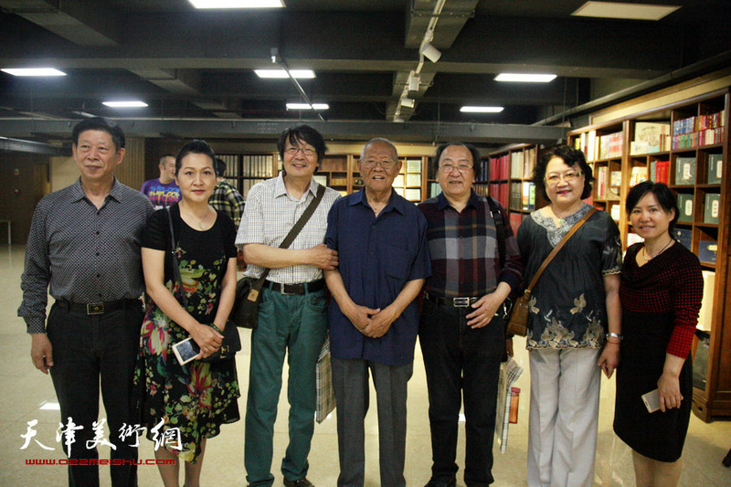 2016年5月，张锡武、张胜、王之海、田均清、刘正、张静等在天津人美出版社美术馆。